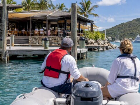 Dinghy approaching Saba Rock restaurant dock