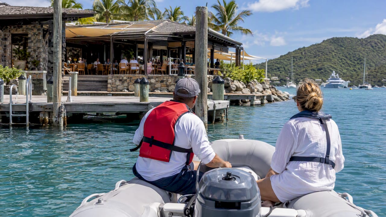 Dinghy approaching Saba Rock restaurant dock